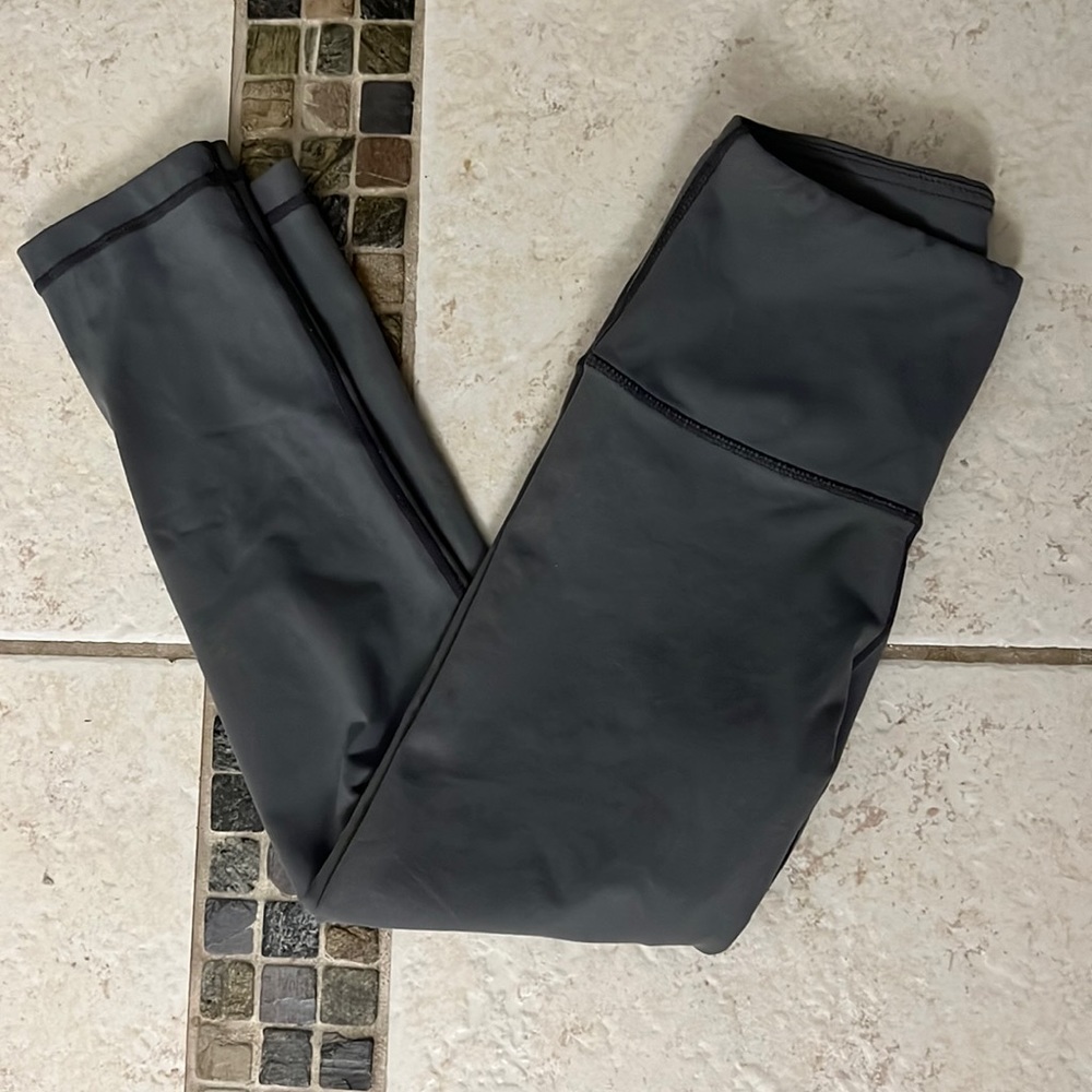 Cropped light gray leggings